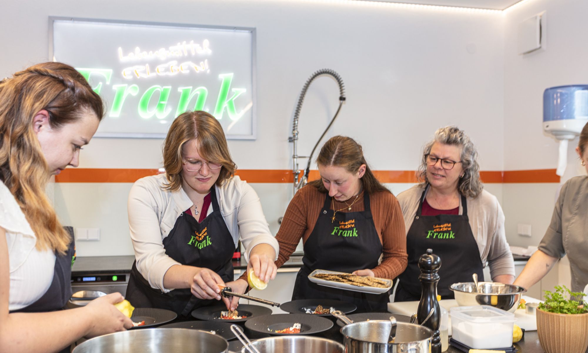 frank-lebensmittel-erleben-kochkurs-saalfelden-gemeinsam-kochen-genuss-kochschule-teamwork